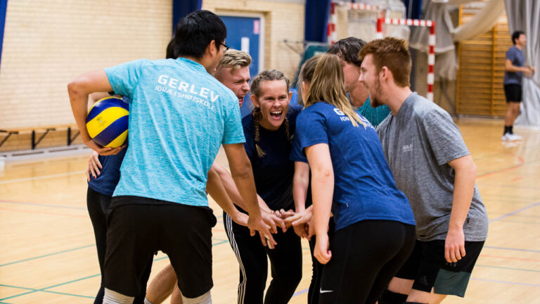 Volleyball på Gerlev Idrætshøjskole: Glade elever fejrer et point under volleyballkamp i den loakle turnering.