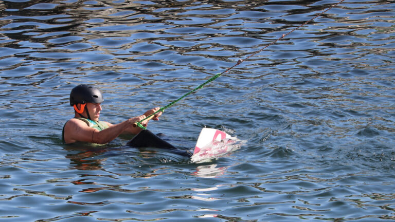 Elev på vej op på et wakeboard