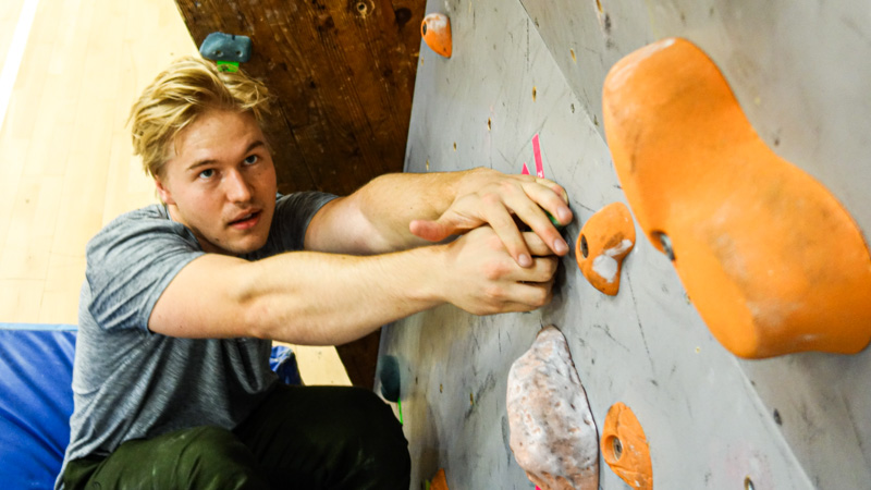Bouldering på vor egen væg på højskolen