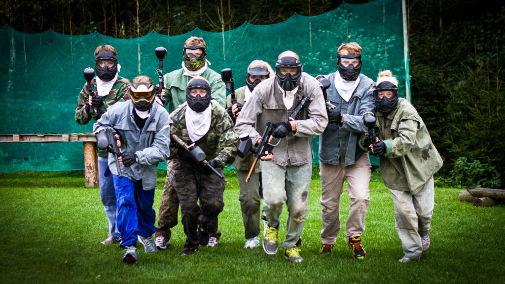 Glade elever afprøver paintball i en elevweekend på Gerlev